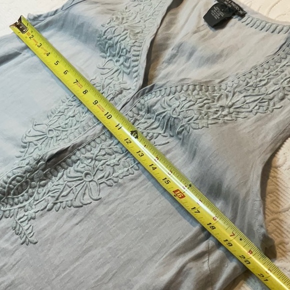 Chelsea & Theodore Sky Blue Linen Dress. Size Large. Embroidered accent. - Picture 11 of 12